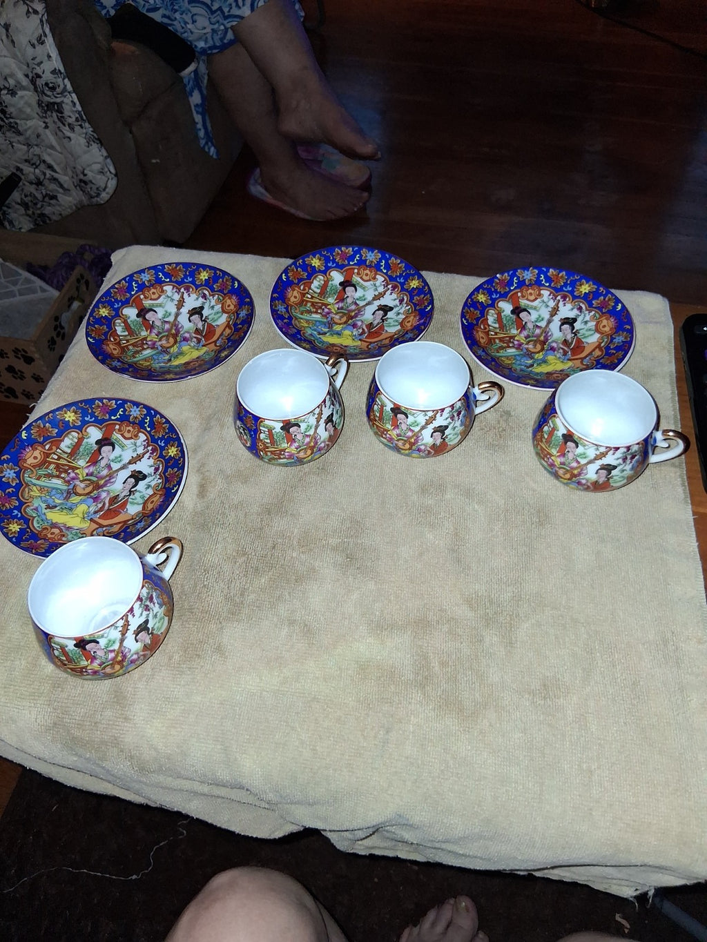 Set Of 4 Hand-painted  depicting Chinese court Saucer & Geisha In  bottom Of Cup