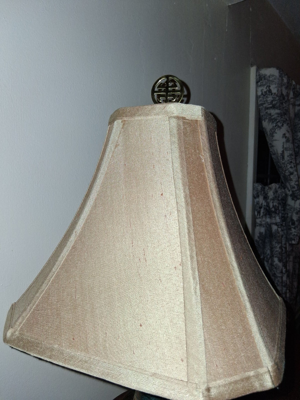 Ceramic table lamp with hand-painted floral decoration in Chinoiserie style