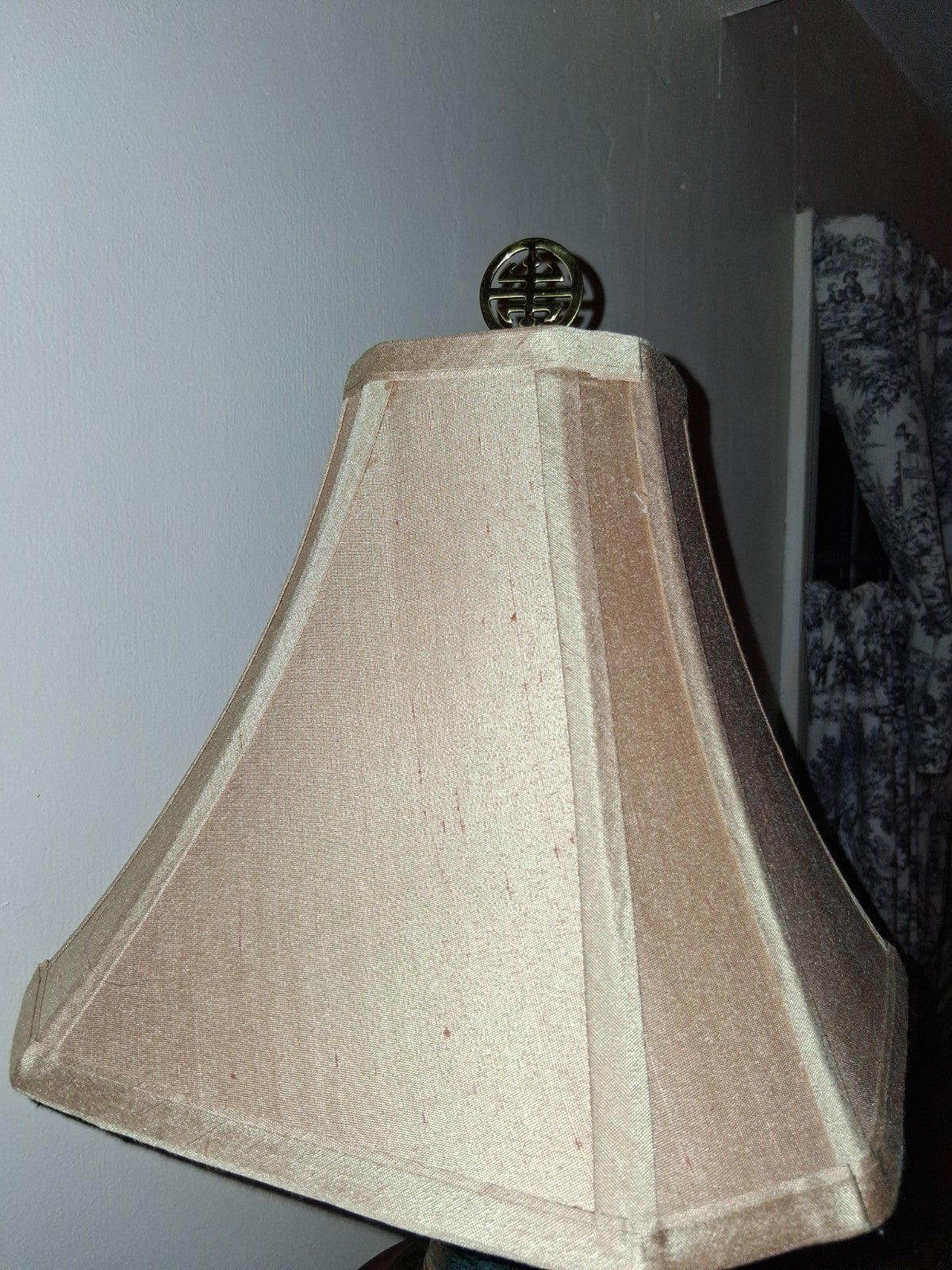 Ceramic table lamp with hand-painted floral decoration in Chinoiserie style