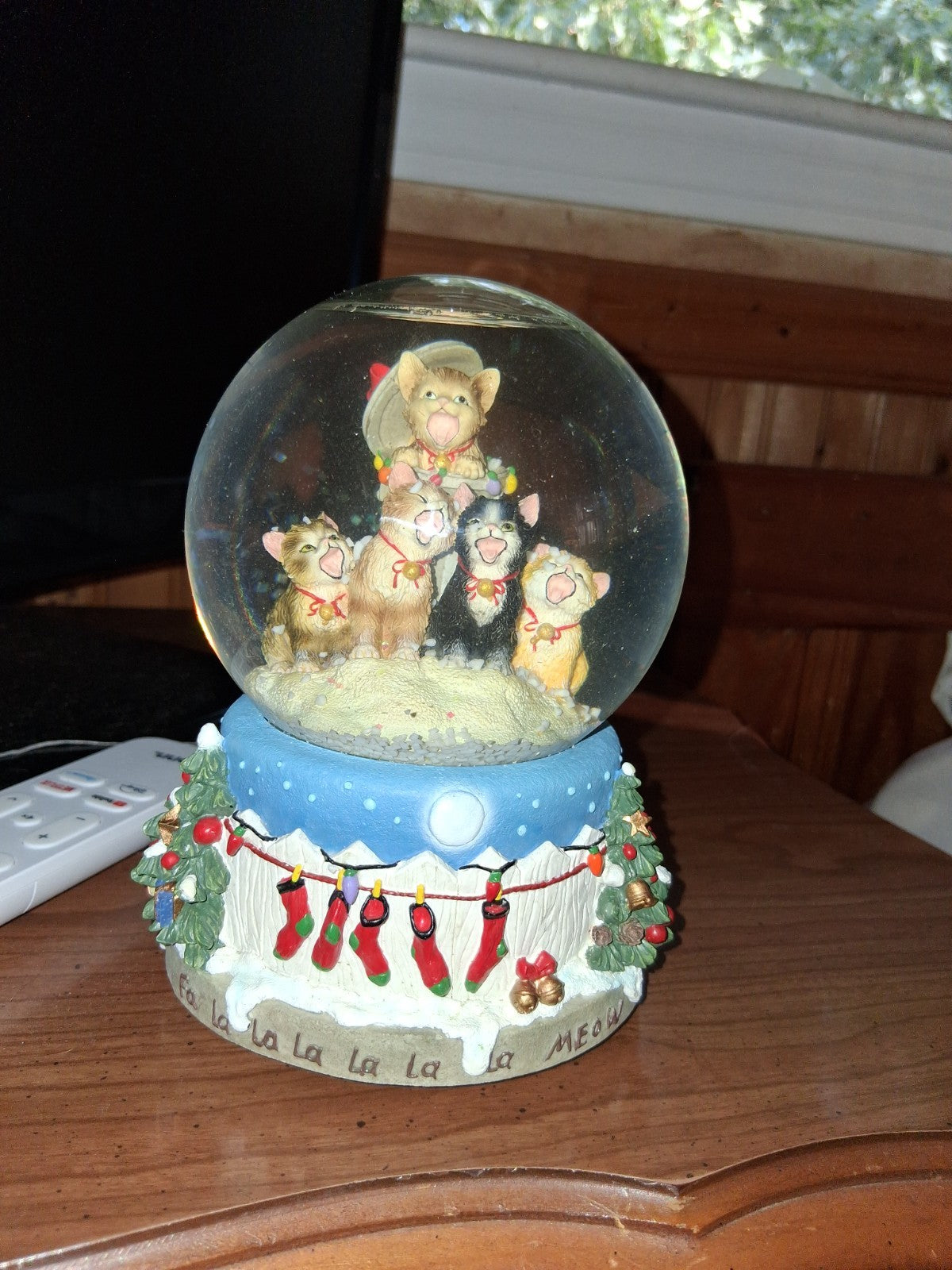 San Franciso Music Box Co Christmas Globe Caroling Kittens