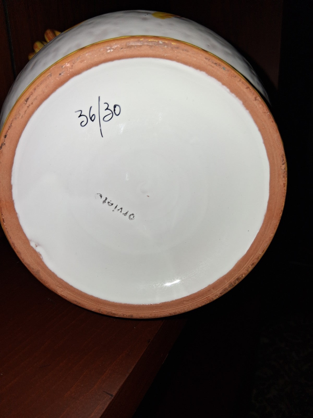 Ovieto Hand-painted Italian ceramic vase with Grape Design