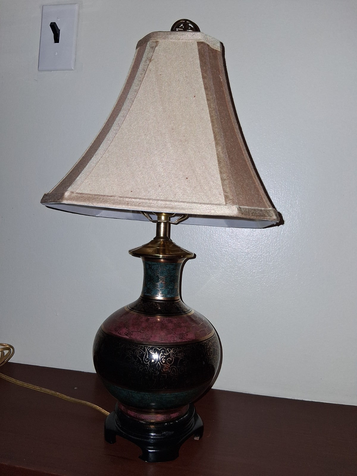 Ceramic table lamp with hand-painted floral decoration in Chinoiserie style