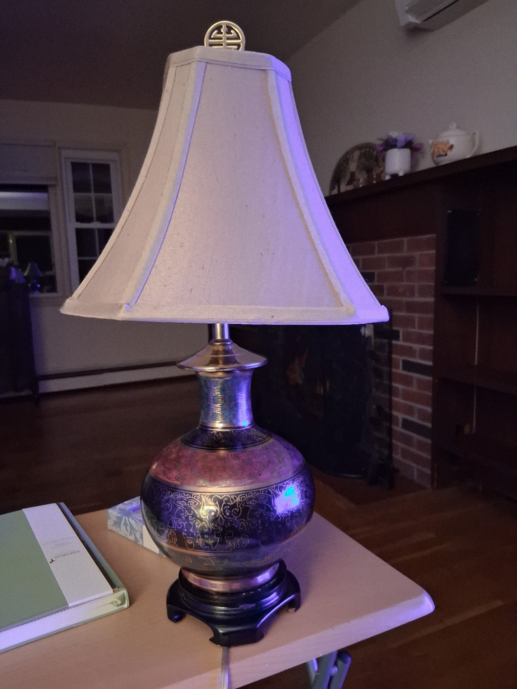 Ceramic table lamp with hand-painted floral decoration in Chinoiserie style