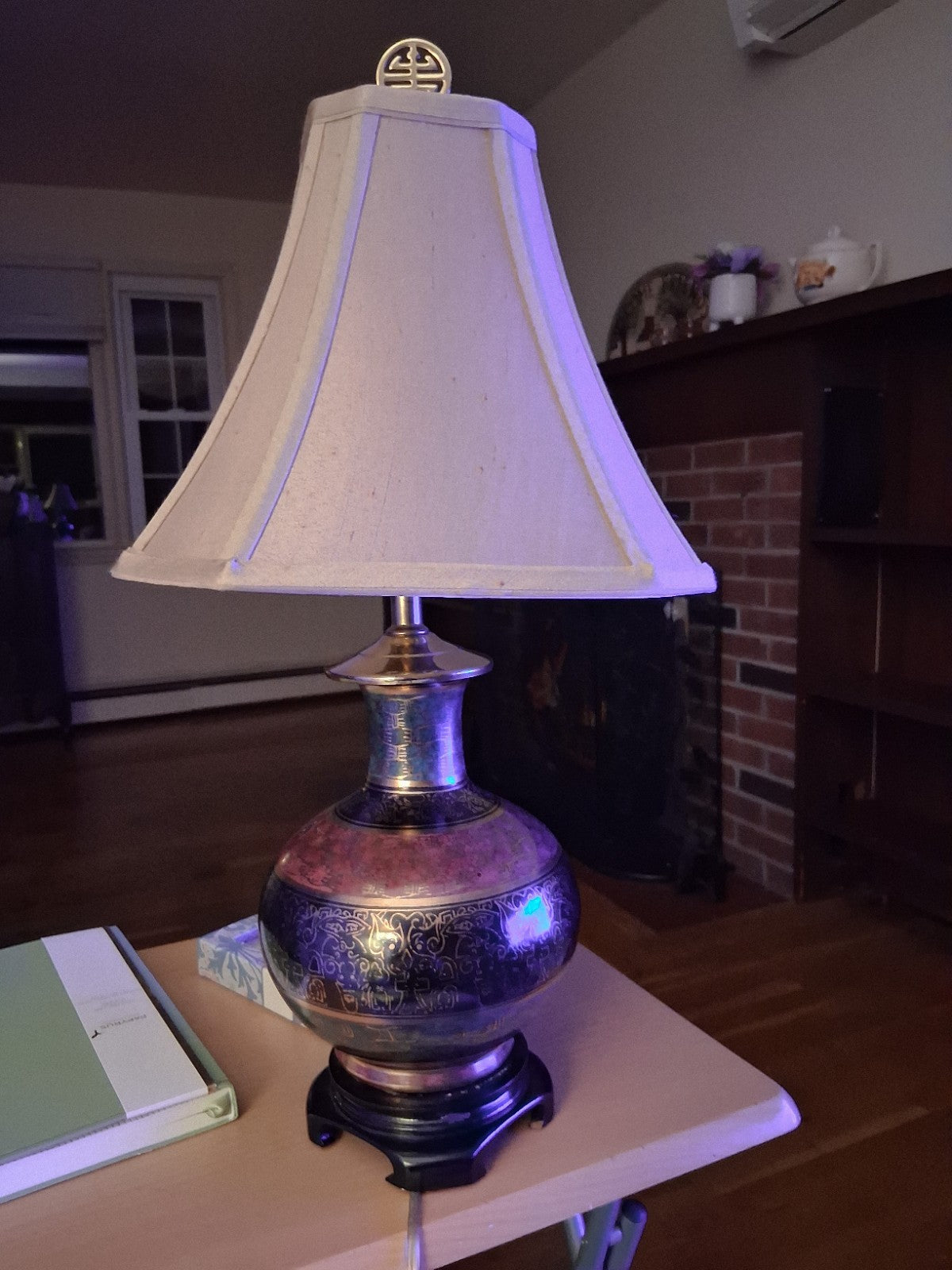 Ceramic table lamp with hand-painted floral decoration in Chinoiserie style