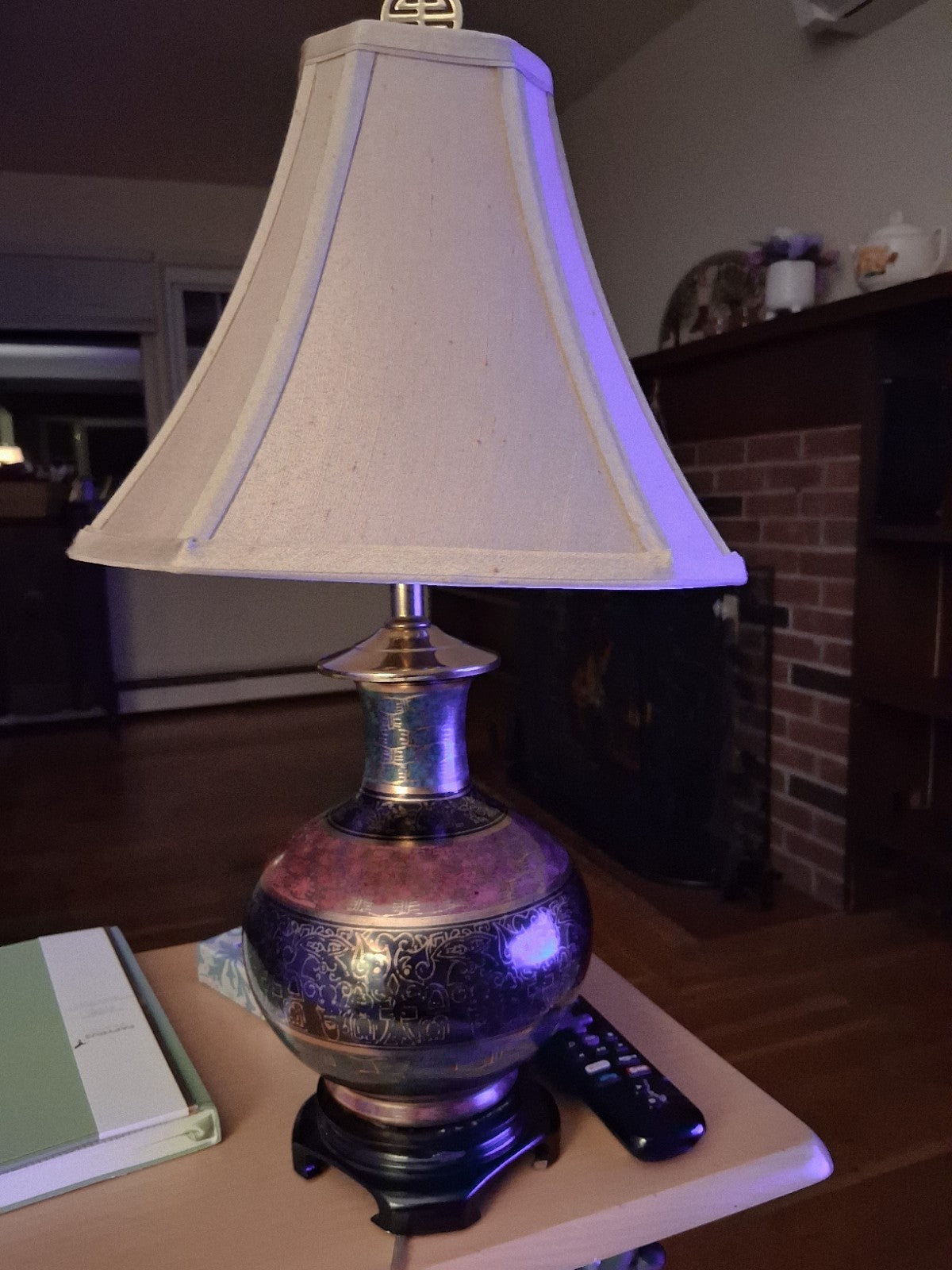Ceramic table lamp with hand-painted floral decoration in Chinoiserie style
