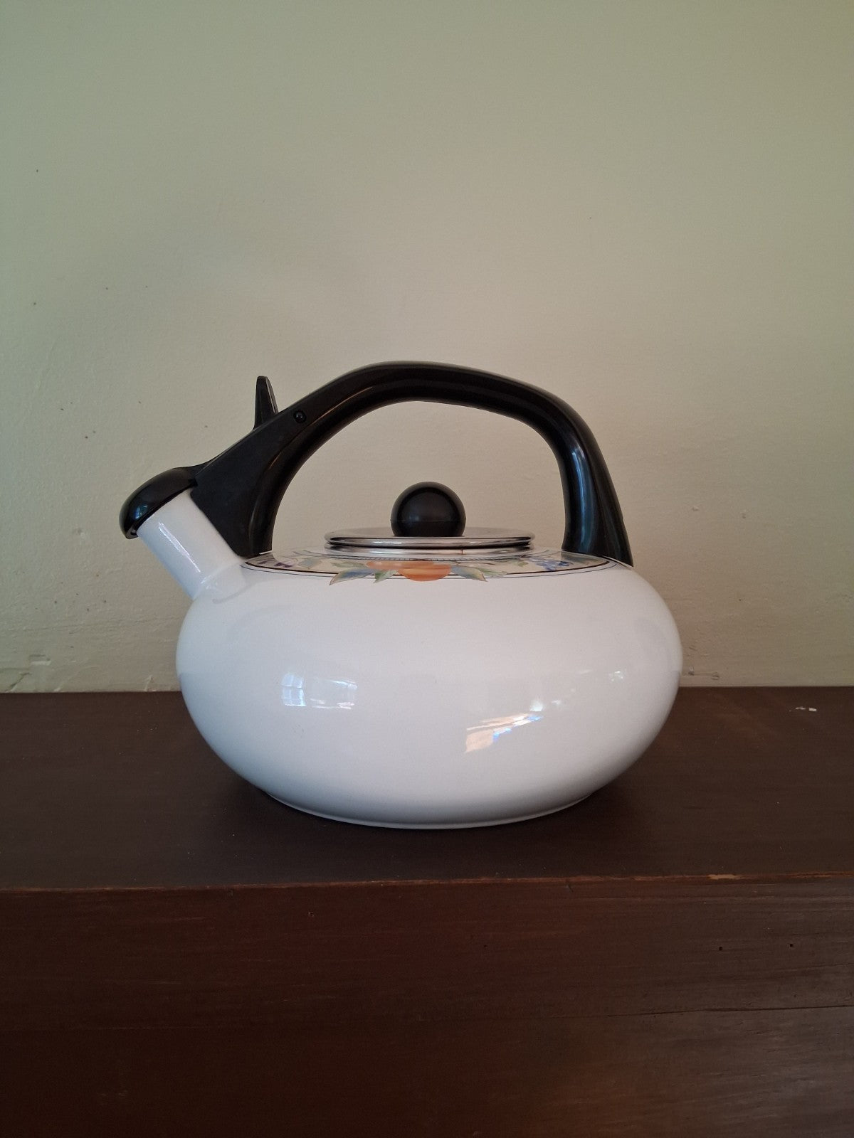 Ceramic whistling electric kettle with folk art rooster design by Berggren