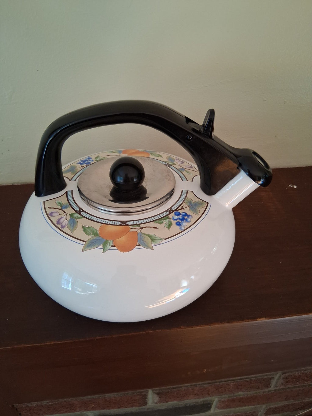 Ceramic whistling electric kettle with folk art rooster design by Berggren