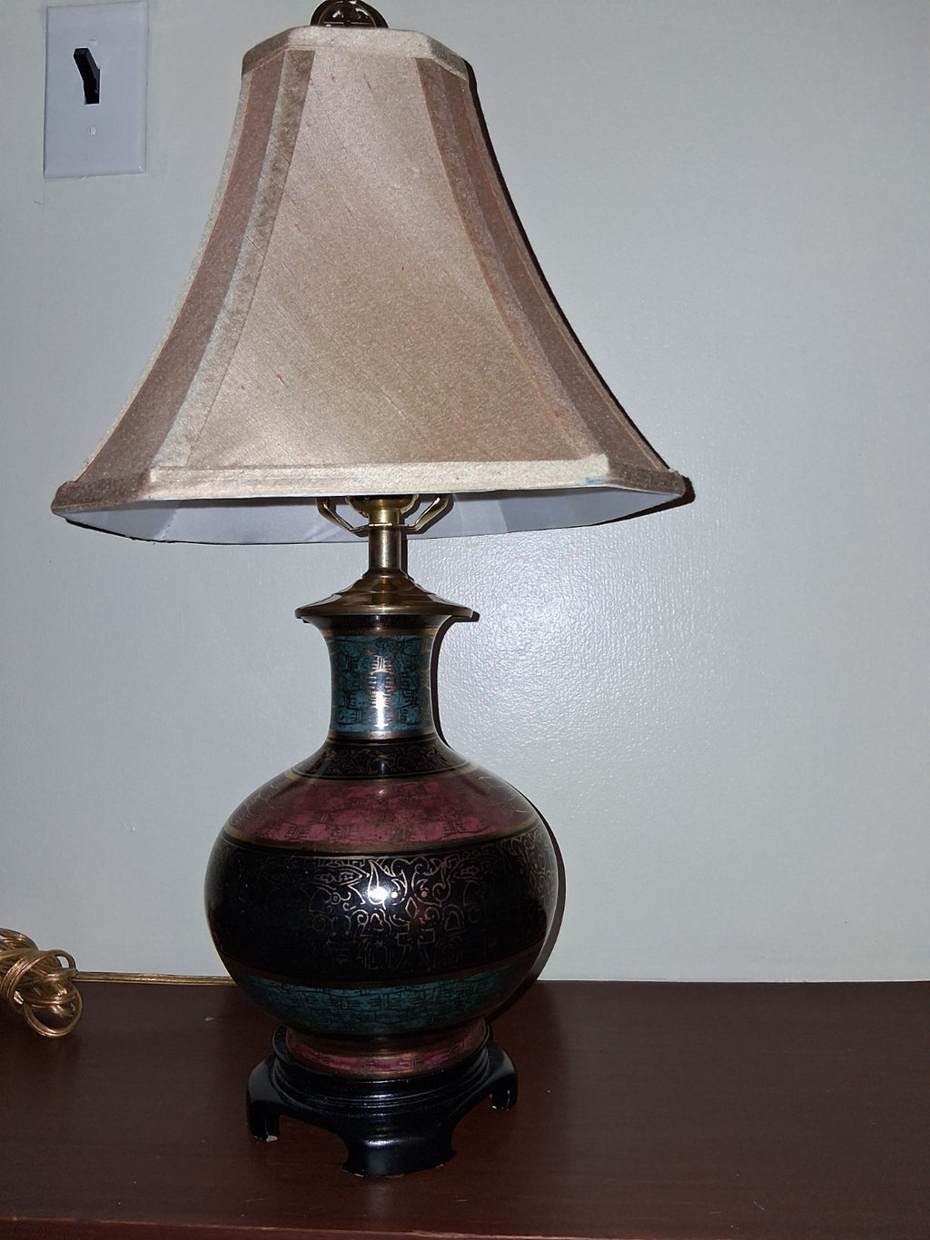 Ceramic table lamp with hand-painted floral decoration in Chinoiserie style