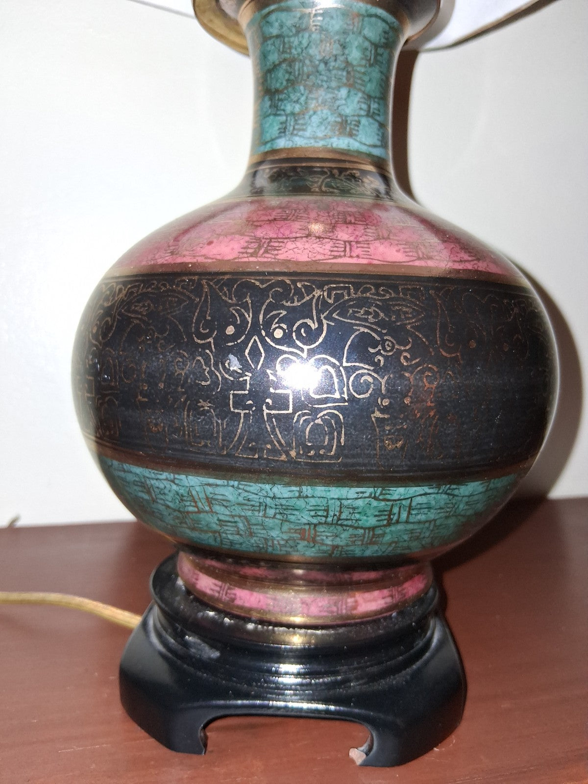 Ceramic table lamp with hand-painted floral decoration in Chinoiserie style